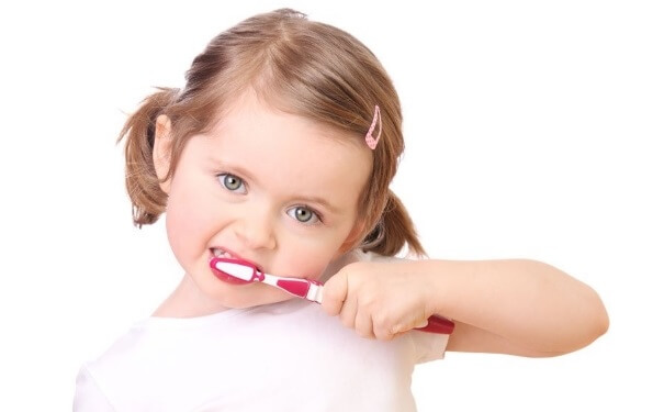 儿童U型电动牙刷的优点 Children brushing teeth